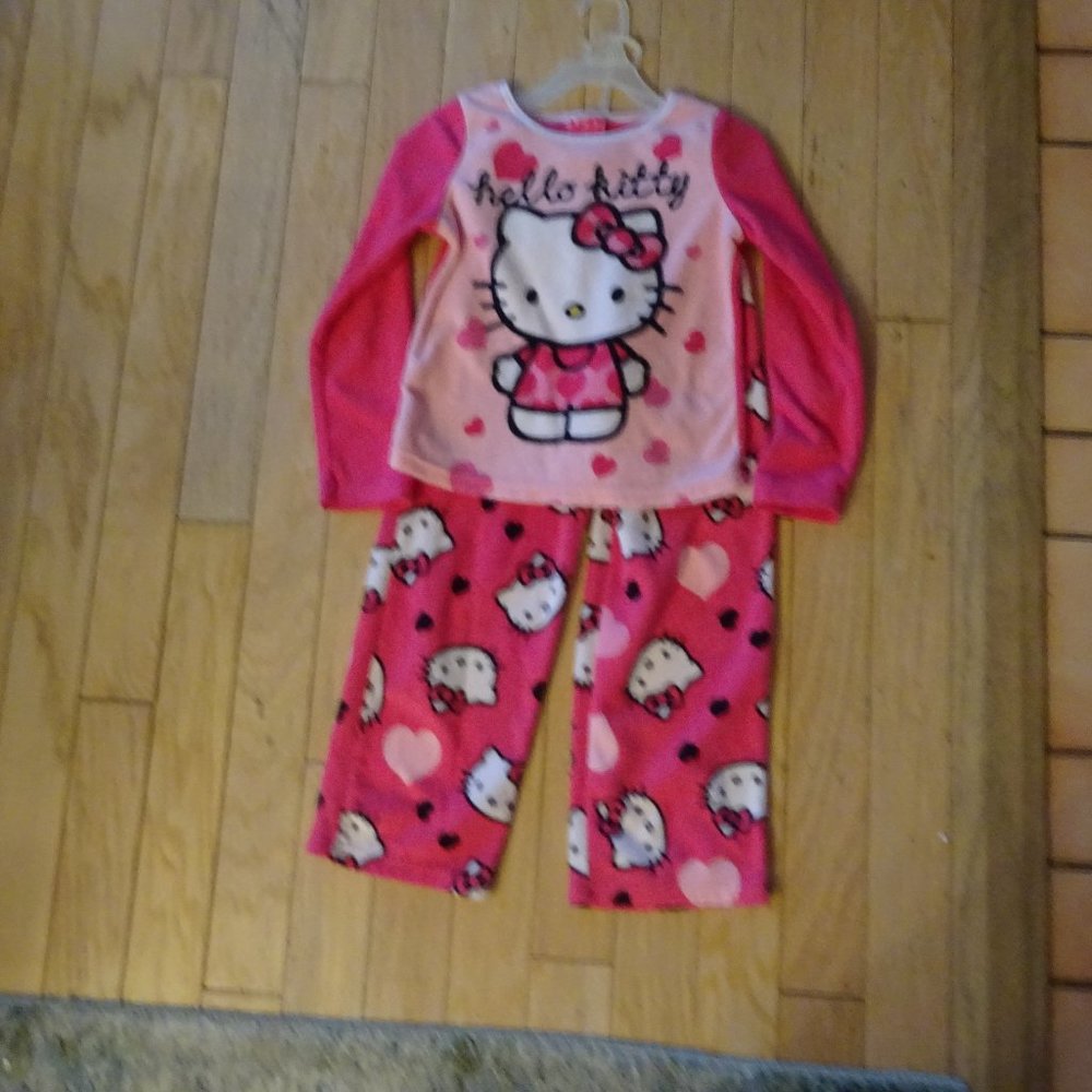 2 pc HELLO KITTY PAJAMA SET barely worn Girls size 8